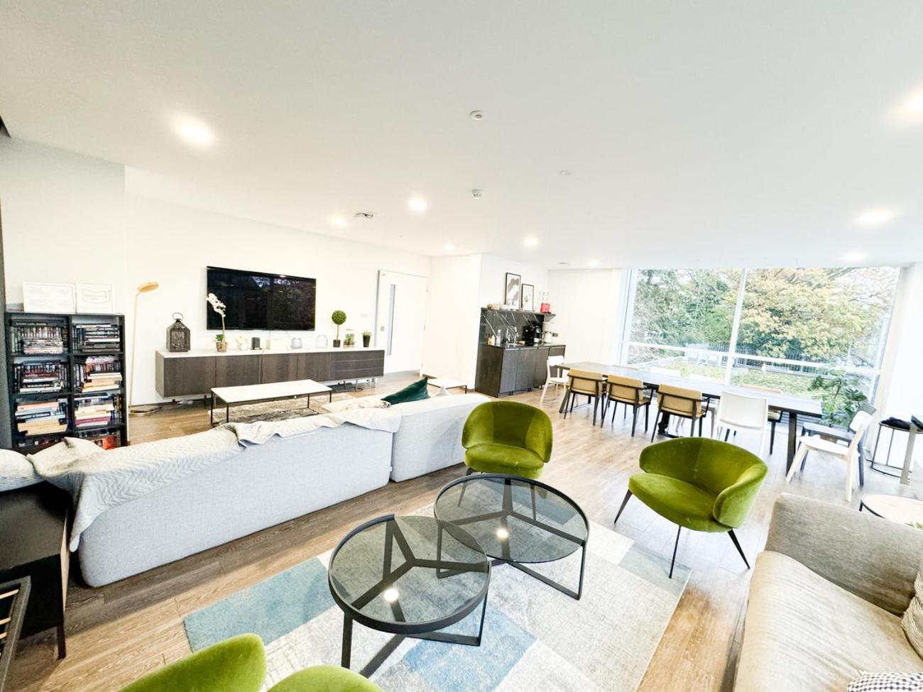 City Centre Ascot Apartment: Pet-Friendly with Free Parking Bracknell Exterior photo